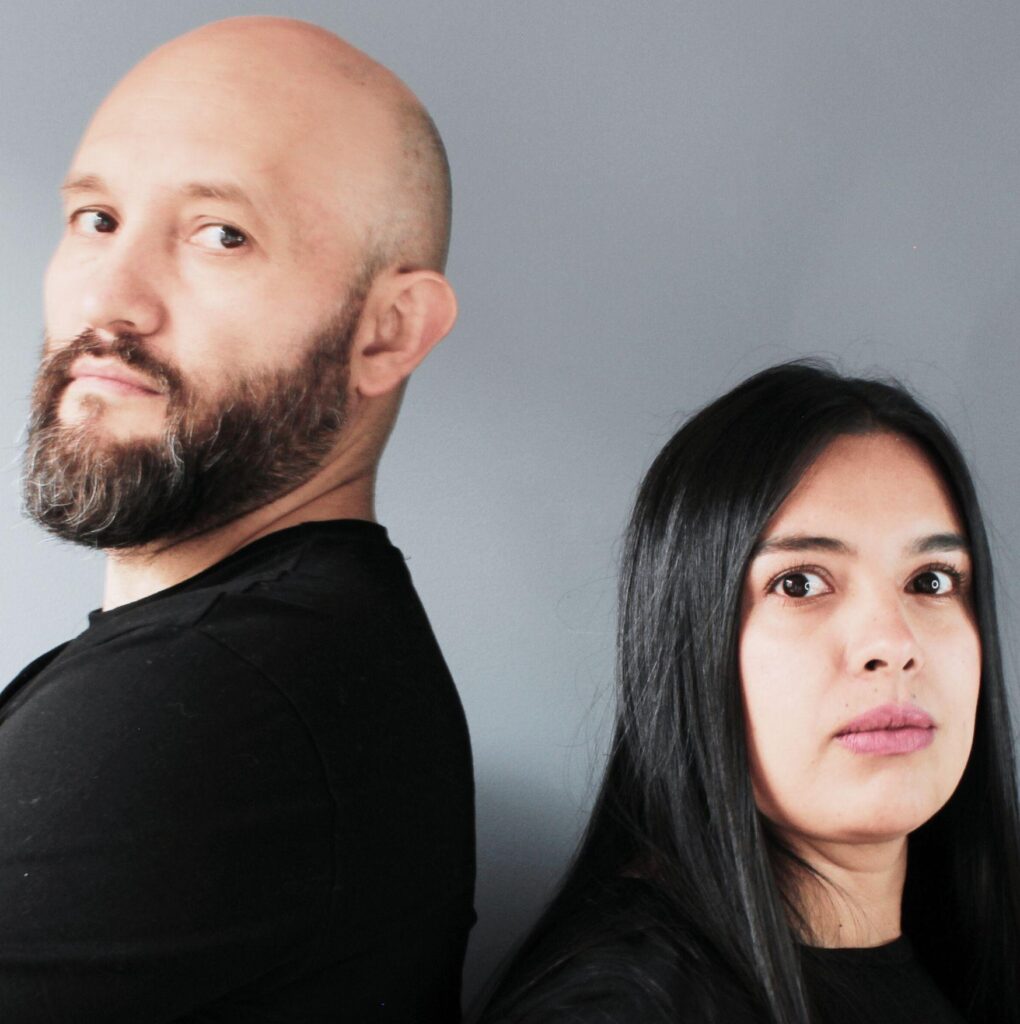 Rodolfo Lesmes, arquitecto, y Paola Sarmiento, diseñadora de interiores, fundadores de la firma de remodelación integral de viviendas en Bogotá, retratados en su oficina de diseño