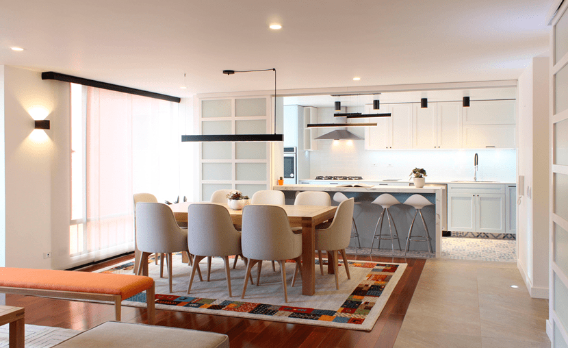 Integración cocina y comedor en remodelación integral de apartamento de 175 m2 en Bogotá, con la opción de permanecer cerrada o abierta